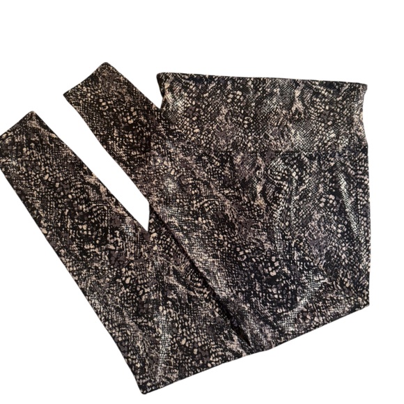 SPANX Snakeskin Print Leggings Size LG EUC - Picture 12 of 12